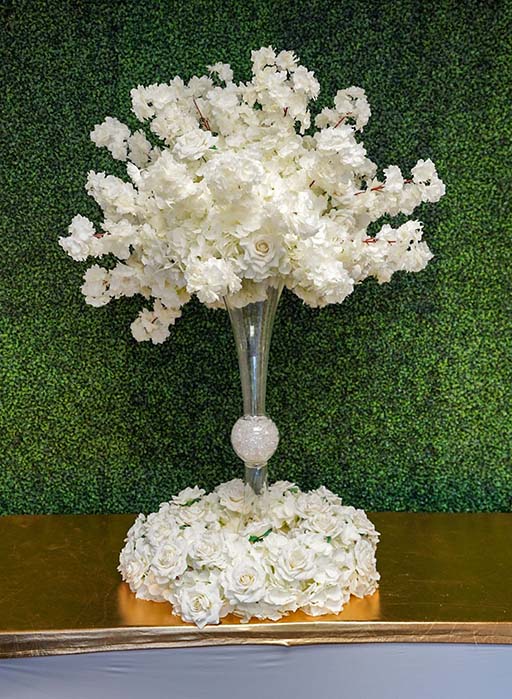 Timeless-centerpiece-on-hourglass-vase-with-floral-wreath-and-clear-gems-Centerpiece-Amore-Decor-Rental-3